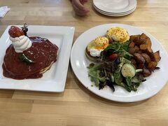 ランチら安定のヨーグルストーリーです。意外とリーズナブルで何でも美味しいです。ここは紫色のタロイモのパンケーキが有名ですが、以前に食べたことがあるので、ストロベリーのパンケーキとエッグベネディクトにしました