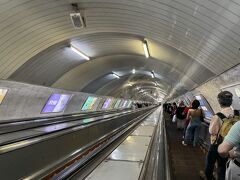 Liberty square駅から2駅 Marjanishvili駅(マルジャニシュヴィリ)で下車

因みにガイドさん曰くLiberty square駅が一番深いそうで3分超えだそうです