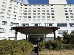 いよいよホテルに到着！
海沿いの小高い丘の上に立つホテル！
とりあえず、もしもの時の津波の心配はなさそうで、一安心。
プールは13時～
受付は14時～
部屋に入れるのは15時～
