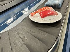 　荷物が出て来ました。しっかりと梱包してくださったわたしの楽器ケースがエビとマグロの握りに導かれて真っ先に出てきました。
　荷物を受け取りプチプチくんを外そうとすると係員の方がすぐにお見えになり「お手伝いさせていただきましょうか。」と声を掛けてくださいました。妻がわたしに「毎回こんなに包んでいただけるのかなぁ？」と小声で聞いてきましたが、それを聞いた係員の方が「お帰りの便でもこちらのお荷物をお持ちになるようでしたら、わたくしの方からこのあとカウンターに伝えておきます。」ですって。
　何から何までまさに至れり尽くせり。それにしてもタイミングよく係員の方が声をかけてくださったのですが、特にわたしの名前や復路の便の確認をされなかったのです。これってのもやっぱりダイヤモンドパワー？なのでしょうか。
　ありがたくて、かつびっくりしてしまいます。同時に、15日以降の海外フライトが心配になってきます。まあ、もし何かあればその時はその時のこと、ではありますしそのつもりでもいますけど…。
