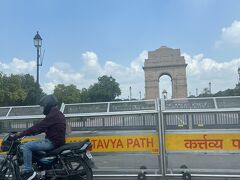 インド門は車からパシャリ。半日ツアーはここまで。