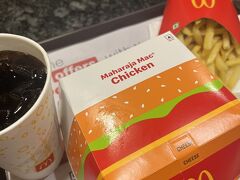 お腹が空いたので、コンノートプレイスのマックに行ってマハラジャバーガーを食す。なかなか美味い。帰りは露店を見ながら暗くなる前には帰りました。
