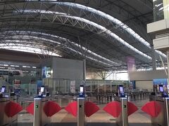KLセントラル8:55発イポー行きの列車に乗ります。
30分前にコールがあり、チケットのQRコードを読んで改札内のロビーに移動、乗車の案内を待ちます。
チケットはKTMBモバイルで購入、運賃RM40に希望者は保険を追加できます。
駅で何故かサイトに接続できず、チケットをプリントしといて良かったです。