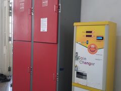 イポー駅のコインロッカー、２時間半ほどスーツケースを預けます。
大型が４個、下２個はチップ投入口が故障していて上の１個が空いてました。
代金RM10は、チップ2枚に替えて投入します。
他に、バックパックが押し込めそうなサイズのコインロッカーが１２個くらい？ありました。