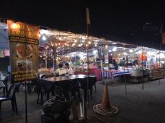 夕食はマーケットのマレーシア料理店 Adeq Cornerへ。
テイクアウトのお客さんも絶えず来店してます。