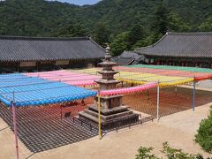 その提灯が下がる所の真ん中には石塔。