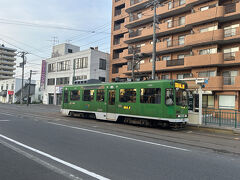 藻岩山での夜景を見に行きます。
札幌の市電、初めて乗りました。（感動ｗ）
クーラーついてなく、窓を開けていたけど、ずっとそうなのかな？
