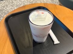 あまりの暑さにスタバへ。
韓国限定のヨーグルトのドリンク。美味しい！
しばしゆっくり休憩しました。こちらのスタバ、居心地が良かったです。