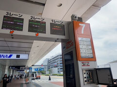 羽田空港からバスでバスで成田空港まで移動しました。第2ターミナルの場合、7番乗り場との事でした。