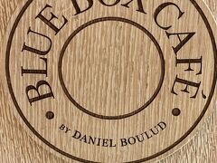 フロアの一番端っこにありました。

「Blue Box Cafe」

2023年5月に再オープンしたそうです。このダニエル・ブールーはミシュラン２つ星フレンチも手がけるセレブシェフ。そんな彼が監修しているお店なのでちょっと期待します。