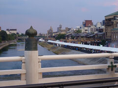 猛暑の京都。少しでも涼しいところへ、と、バスに乗って平八茶屋へ。

三条大橋から見た鴨川。鴨川沿いに納涼の屋台が出ていました。