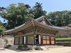 「大毘盧殿」に差し掛かります。
太鼓の音を聴いた「梵鐘楼」も美しかったけれど、ここもまた綺麗なお堂です。