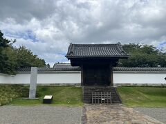 弘道館に到着。
中を見学します。

水戸藩の藩校ですが、藩校の敷地面積としては最大の面積とか。