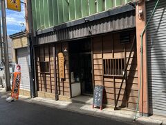 こちらが目的のお店。
開店は11:30のはず。
既に11:30を回っているけど、まだオープンしてない…