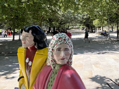 前回見たときは　左側は赤いコート　右側は青いコートでした