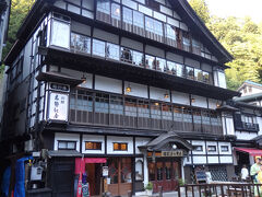銀山温泉に到着。
こちらが、本日の宿　古勢起屋別館。