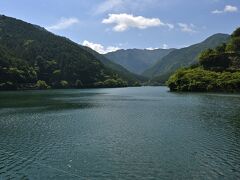 　　吉野川の最上流で　　
　　日本一の多雨地帯『大台ヶ原』からの水が流れ込むダム
