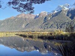 道中ミラー湖に立ち寄る。対岸の山がきれいに写っている。