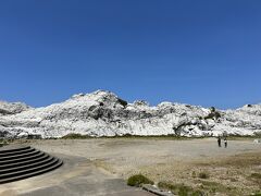 帰りに立ち寄ったのは、『日本のエーゲ海』といわれる白崎海岸！
この一体だけが白い岩になっていて、ちょっと異様な空間！
キャンプ場にもなっていて、ログハウスもありました！