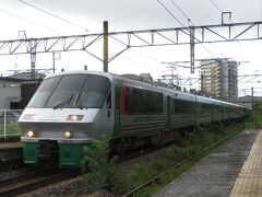 2024.07.20　原田
今のダイヤではどんなに急いでも下関で１時間ほど待たないといけない。九州内でちょこちょこ寄り道をしようか。原田で降りて、後続の普通に乗り換える。快速のすぐ後を追っかけてくる「みどり２号」を見てみよう。正確には「みどり（リレーかもめ）２号」という名前だが、そんなこと気にするのは鉄道マニアだけである。そんなことより、昭和生まれの定期特急列車はいよいよ少なくなった。

https://www.youtube.com/watch?v=KSGS20rTbVw