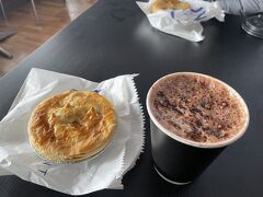 この日のツアーにはごはん関係はついていないので一応シリアルバーとかを持ってきてたのですが、ブルーマウンテンズに行く前にグレンブルックって町でごはん休憩をとってもらえました。

チキンのミートパイとホットチョコレートで$11

金銭感覚も麻痺してきてるからよく分かんないけど、そんな高くないし好きな味だったので満足！