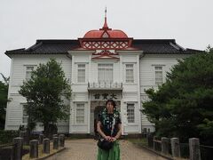 中は見学しませんでしたが、大宝館は外観も素敵。で相方の記念写真をパチリ。