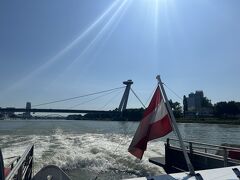 ドナウ川河川敷まで来てTwin City linerのボートに乗船。
1番安い、窓際じゃない席を取ったので、出発と同時に外へ出て景色を楽しみます！
(それでも1人40ユーロ。高いけど絶対ボート移動がおすすめです！！)

当日は結構窓口混雑していたので、事前購入しておいた方がよさそう
