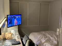 ホテルの部屋。ちょっと古めな感じのホテルですが、綺麗に使われている感じで、汚い感じはしませんでした。ただ、建物が古いからか、東京だからか、部屋のサイズが12平米と少し狭かったので、キャリーケースを開けたりするのも結構大変でした。