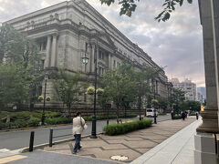 ホテルへの帰り道、金利引上げで最近話題になった日本銀行の前を通りました。なかなか趣のある建物でした。この後ホテル前にあるミニストップによってスイーツを購入してホテルに帰りました。本日の活動はここまでです。本日の歩数17,499歩でした。バスツアーを利用したので、それほど歩かないと思っていたのですが、思いの外歩きました。