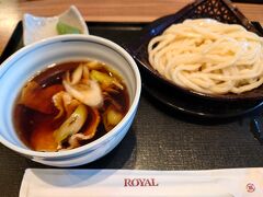 15時過ぎに遅めのランチ。赤城高原SAの「あかぎ庵」で水沢うどん。