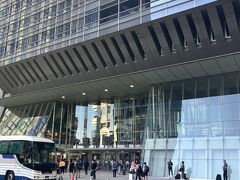 本日は東京駅の日本橋口に来ました。この入り口ならホテルから一直線に来られました。中に入ったところにあったコインロッカーにキャリーケースを預けてJR山手線内回り乗り場へ向かいました。
