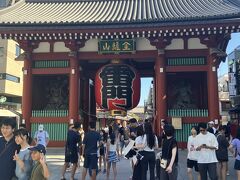 浅草寺雷門。浅草TXの駅は雷門から反対側にあって暑い中、歩いて向かわないといけませんでした。東武浅草駅が近いようですが、行き方が検索で出てきませんでした。