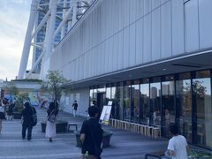 東京スカイツリー到着。9:45に到着、10:00から入場のネットチケットを購入していました、待たずにすぐに入場できました。