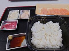 13:45鰺ヶ沢の「道の駅わんど」到着後、遅めのランチ。好きな具を選んでオリジナル丼を作れる楽しげなプレゼンに惑わされて「漁師飯 波」に飛びついてしまったが…