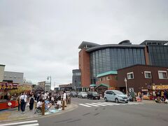 背の高いビルは「立佞武多の館」
今年始めてお目見えする大型ねぶたはあそこから出陣する。