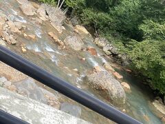 翌日。温泉郷の綺麗な川をみながら、立ち寄りへ。