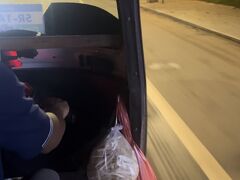 4時起床、4時半出発でアンコールワットに向かいます
まだ真っ暗です