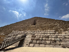 メンカウラー王のピラミッド。階段があるように、750円で内部に入れるが、狭くて暑いとの評判なのでスキップ