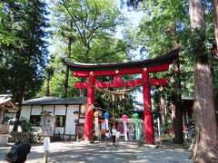 さて、猪苗代湖に行きたい。といいつつ目的地はこちら。
伊佐須美神社です。無料駐車場あります。
外気温は３２℃となっていましたが、クルマを下りてもなんだか涼やか。
神社も七夕モードです。

https://www.isasumi.or.jp/