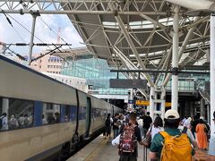 釜山駅からKTXでソウル駅に到着しました。
ソウルは私と主人はなんと25年ぶり！その間、済州島に2回ほど行きましたが、何故かソウルには来ておらず、娘も初めてなので、一泊ですが、楽しみたいと思います！