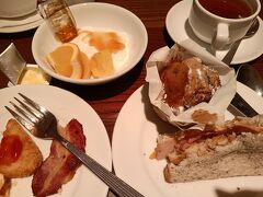 8日間のツアーも早6日目、今日は南島から北島へ国内線で移動。７：５０ホテル出発のため、6時モーニングコール、６：３０朝食。
連泊したクイーンズタウンのコプソーンホテルの2回目の朝食はハムでサンドイッチを作ってみる。
