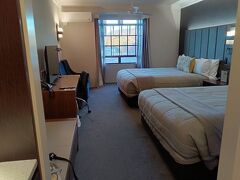 ロトルアの宿泊ホテル、ディスティンクションロトルア。温泉のことで頭が一杯だったようで、ホテルに入る前に全景を撮り忘れる。
このホテルにも温泉はあるか添乗員さんに聞いてもらったら、無料で入れる洞窟サウナみたいなところもあるようだったが、屋外プールの近くで、着替え場所もわからなかったので、利用はしなかった。（このとき添乗員さんは一緒にサウナのところまで行って親切に対応してくれたので感謝）