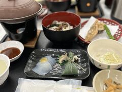 野菜の詰め放題をして
お食事

皆さん、余り召し上がらずに離席される方が多くて。
なんでかなー、
お土産見るため？なんて思ってたけど違いました。

次のフルーツ食べ放題のためだったのです！