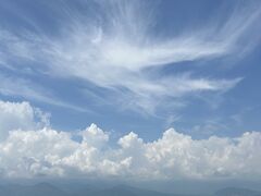 尽きることの無いお喋りをしてると到着。
山梨県北杜市の明野サンフラワーフェスへ
やって来ました。

エリア毎に向日葵の満開時期をずらして、
夏の間長らく見れるように調節してるんですって。

今の満開の場所は畑の奥。
遠くに見えます。