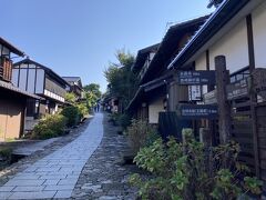 8時前の馬籠宿は、さすがに人影もまばら