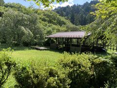 右手に見えてくるのは、
一石栃の白木改番所（しらきあらためばんしょ）跡

木曽から移出する木材を取締るもので、檜の小枝に至るまで許可の刻印を焼いてあるか厳重に調べていた
木曽の森林資源は尾張藩にとって重要だった
番所は元は下り谷（くだりだに）にあったが、蛇抜け（じゃぬけ・土石流などの災害）によってここに移転
「木曽谷諸事覚書」には寛延2（1749）年のことと記されている

（案内板より）