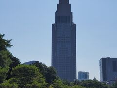 さあ、そろそろ散策開始。
NTT代々木ビル、カッコいい。
エンパイア・ステート・ビルみたい…
空になんか、飛んでるな、UFO？