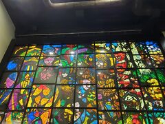 7月11日東京駅の京葉線ホームへ、
通路をかなりの距離歩いて(1駅ぶんくらい)
ステンドグラス(天地創造)にご挨拶～
