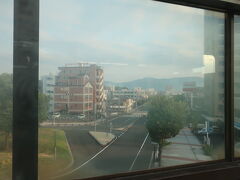 出発前の車窓から、水蒸気の上がった舞鶴湾が見えました。