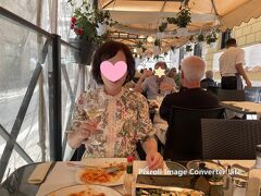 アマトリチャーナが美味しかった。席の隣をトラムが通るのがローマらしくて楽しい。お客さんは米国人らしき方が多く、皆楽しそうに食事をされていました。